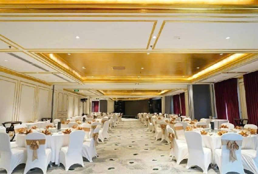 Bán tòa khách sạn Giảng Võ, Ba Đình, lô góc, mặt hồ, 3 mặt tiền đường